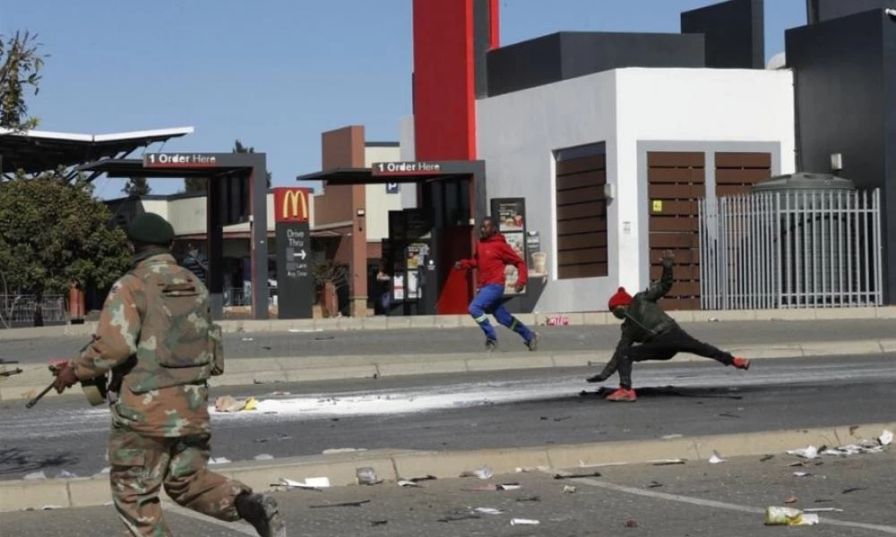 Νότια Αφρική: Εξαπλώνεται η βία στη χώρα παρά τις εκκλήσεις για ηρεμία